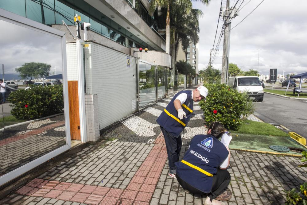 Fiscalização de ligações irregulares de esgoto na avenida Beira-Mar Norte, na Capital - Marco Santiago/ND