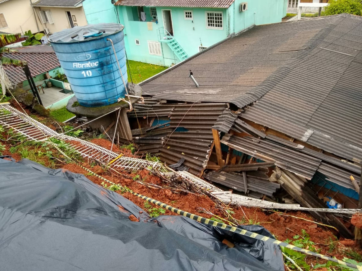 Chuva intensa causa deslizamento de terra que atinge casa em Chapecó - Defesa Civil/Divulgação