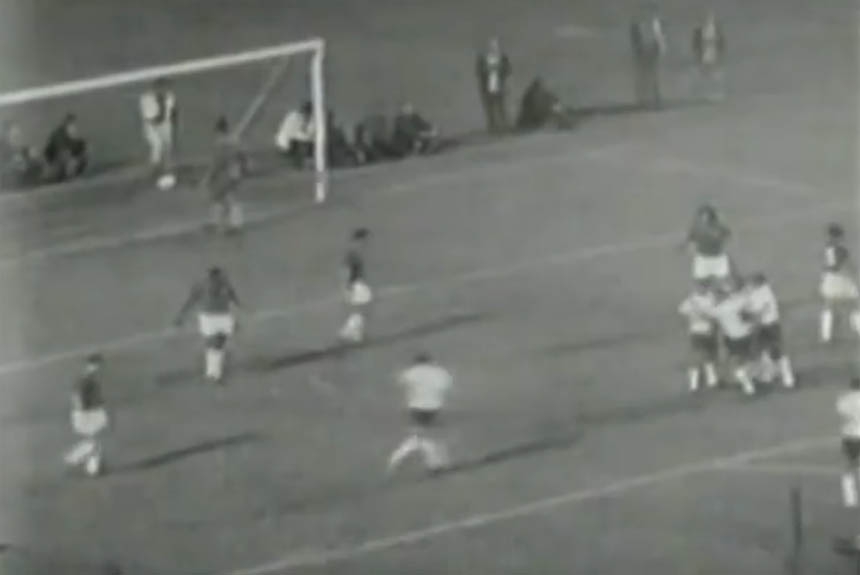  No primeiro Brasileirão da história, em 1971, pela 2ª fase do torneio, o Cruzeiro venceu em casa por 1 a 0, mas o TImão ganhou no Pacaembu por 2 a 0. As duas equipes, porém, ficaram de fora do triangular final - (Foto: Reprodução) 