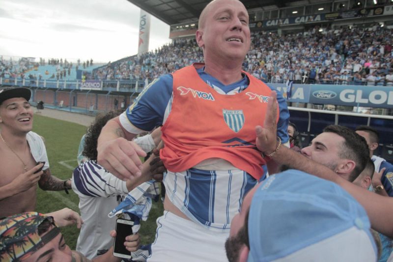 Marquinhos é erguido pela torcida que invadiu o gramado da Ressacada - Arquivo/Marco Santiago/ND