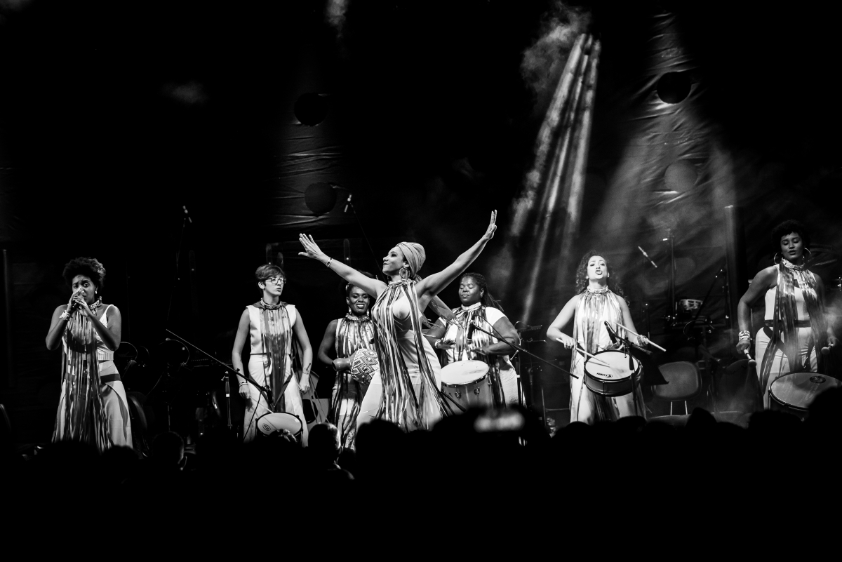 Cores de Aid&ecirc; d&aacute; a largada nesta segunda (15), no Instituto Arco-&Iacute;ris, em Florian&oacute;polis, na s&eacute;rie de ensaios abertos para o Carnaval – Foto: Toia Oliveira/Divulga&ccedil;&atilde;o/ND