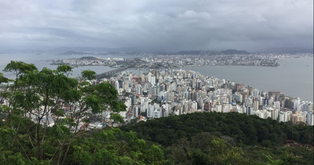 Na imagem aparece o tempo muito nublado em Florianópolis, momentos antes da chuva.