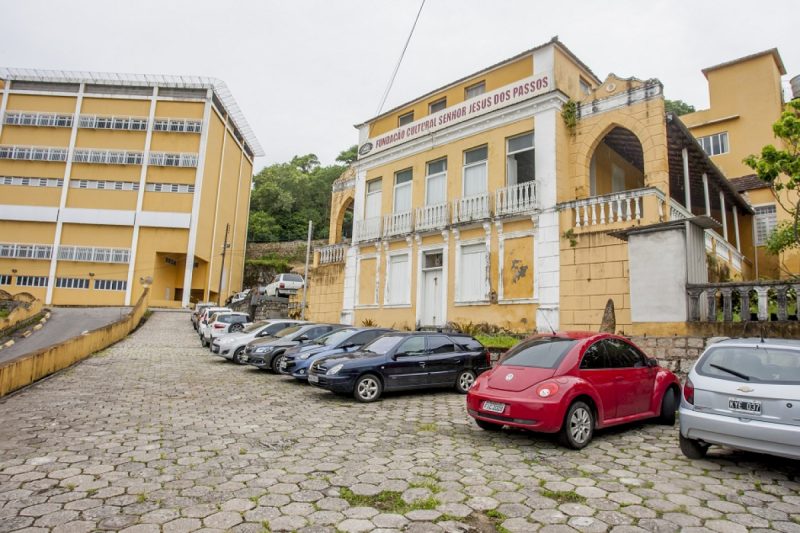 A quinta morte por Covid-19 em Florian&oacute;polis foi registrada no Hospital de Caridade. A v&iacute;tima foi um homem, de 77 anos, que morreu no dia 27 de abril. Ele foi testado no in&iacute;cio do m&ecirc;s de abril, e estava internado desde ent&atilde;o. A forma de cont&aacute;gio ainda est&aacute; em investiga&ccedil;&atilde;o, informa a Secretaria de Sa&uacute;de de Florian&oacute;polis