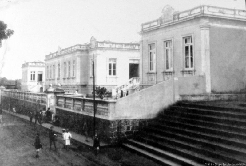 O Grupo Escolar Lauro Müller em registro de 1911: inauguração ocorreu um ano depois - Reprodução/ND