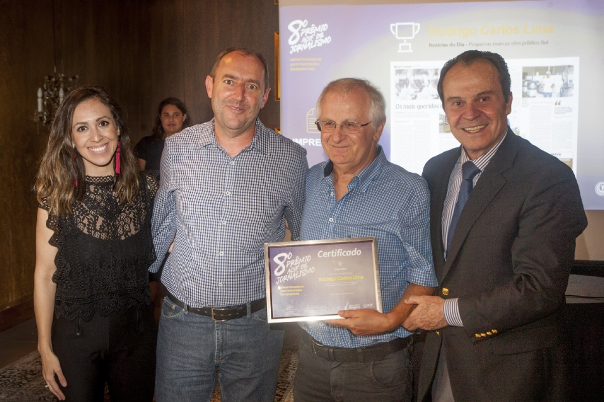Rodrigo Lima (esq.) e Paulo Clóvis Schmitz receberam o prêmio das mãos de Ademir Arnon (dir.) e Clarissa Antunes - Flávio Tin/ND