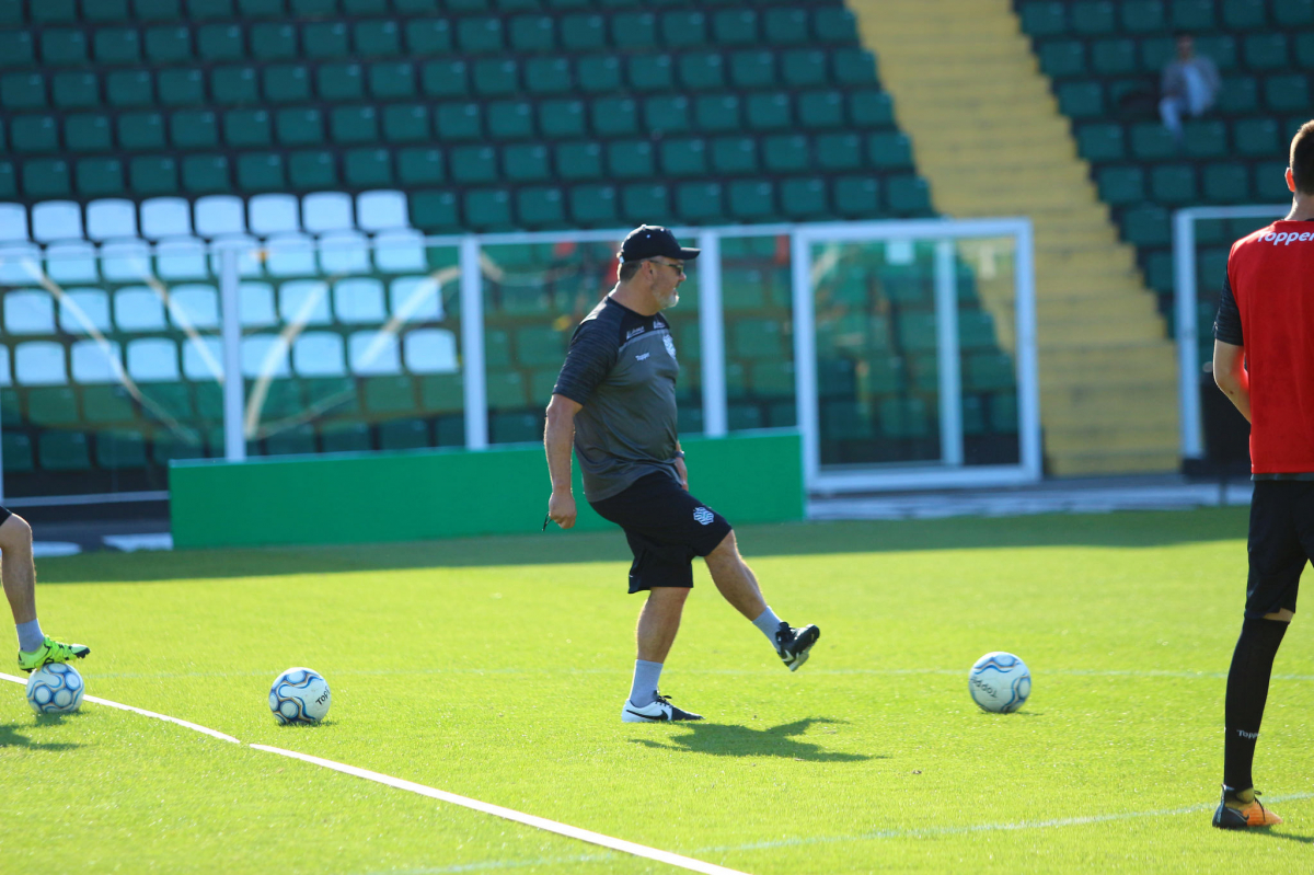 Ex-técnico do Figueirense é anunciado a frente de seleção; veja