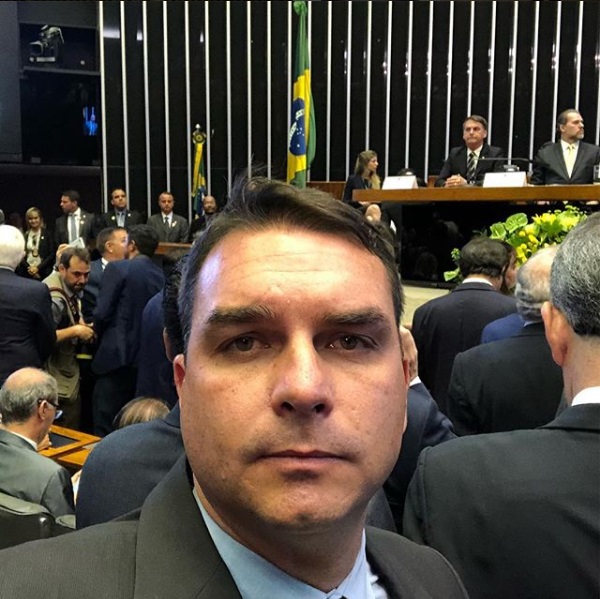 Flavio Bolsonaro recua no embate com Witzel e explica o motivo