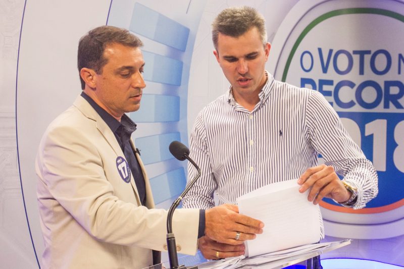 Carlos Moisés e Douglas Borba no debate da RICTV RecordTV em 2018 &#8211; Foto: Marco Santiago/Arquivo/ND