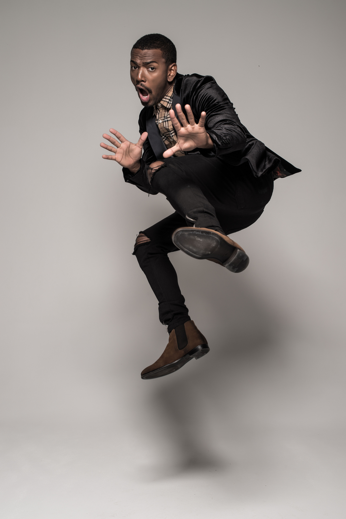 Polícia apreende R$ 470 mil e passaporte de Nego do Borel no RJ