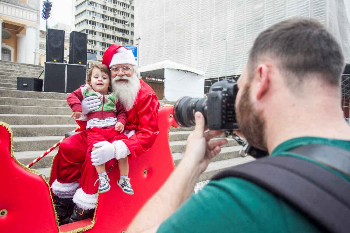 Papai Noel Chega Ao Largo Da Catedral E Recebe Crian As No Centro De