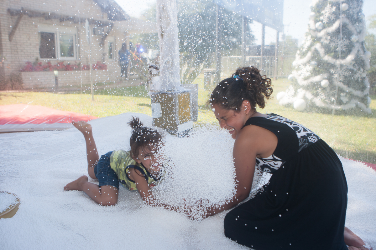 João Paulo e Marini brincaram no Globo da Neve a espera do Papai Noel - Foto Flávio Tin/ND