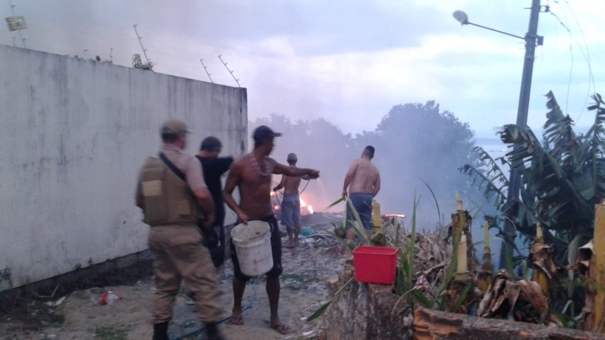 Incêndio teria sido iniciado após morador atear fogo em ninho de vespas - Corpo de Bombeiros/Divulgação/ND