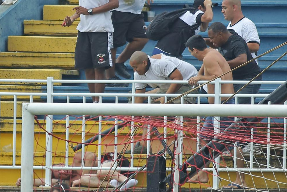 Leone Mendes da Silva, torcedor do Vasco, agride Estevam Vieira da Silva, na Arena Joinville, em 2013 - Heuler Andrey/AGIF/Folhapress