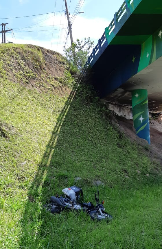Motociclista morreu ao cair de viaduto na manhã desta segunda-feira em Florianópolis - PRF/Divulgação/ND