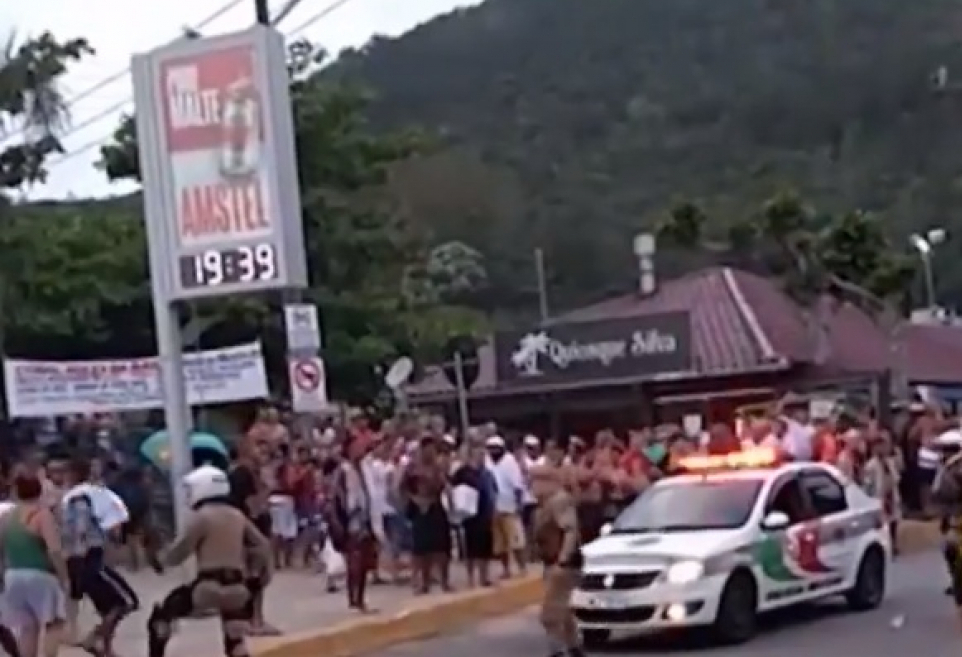 Confusão aconteceu no Centrinho da Barra da Lagoa na noite deste domingo - Reprodução/ RICTV Record