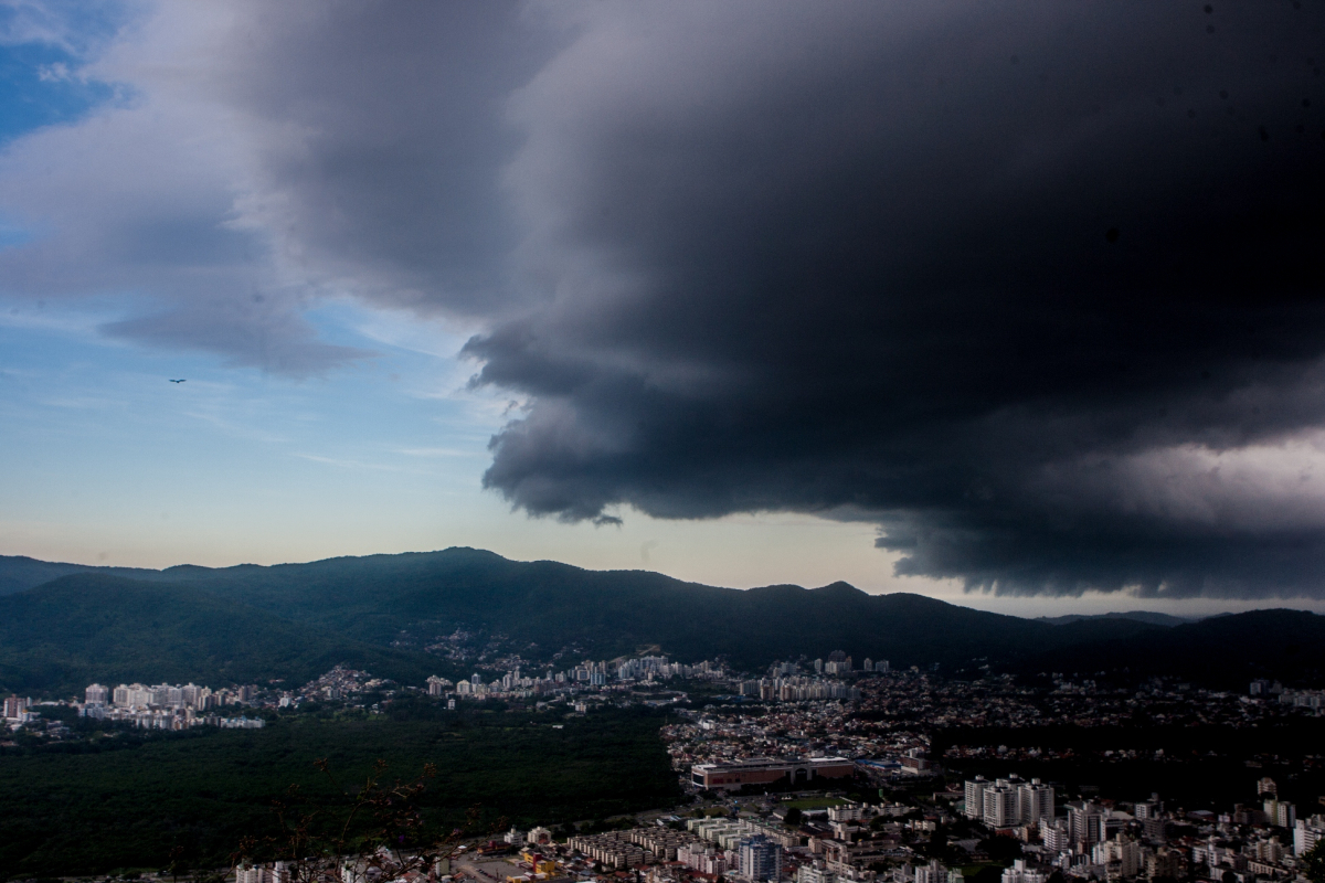 Risco de temporais ocorre em todas as regiões do Estado até as 22h30 - Flávio Tin/ND