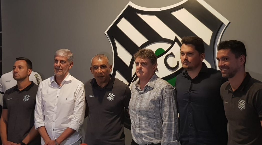 Diogo, Murilo, técnico Hemerson Maria, Cláudio Honigman, Fernando Kleimmann e Fernandes em coletiva nesta quarta, no Scarpelli - Diogo Maçaneiro/ND
