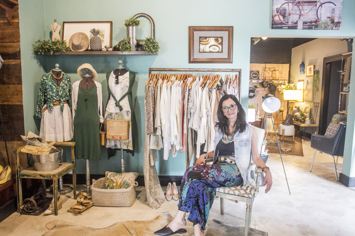 V&acirc;nia Cunha v&ecirc; a cultura do brech&oacute; como crescente. Seu neg&oacute;cio em S&atilde;o Jos&eacute; &eacute; movimentado - Marco Santiago/ND