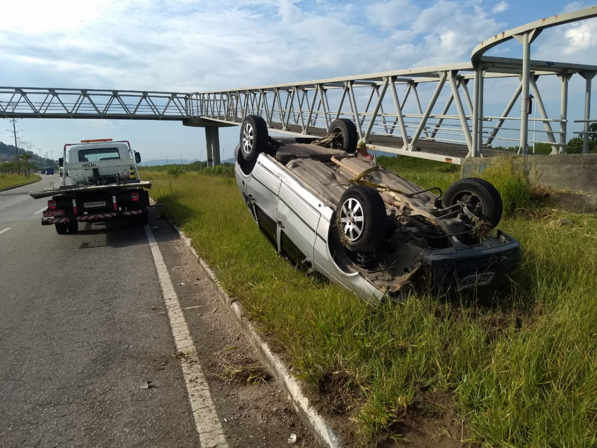 Carro capotou na manhã desta quinta na Via Expressa Sul - PMRV/ Divulgação/ND