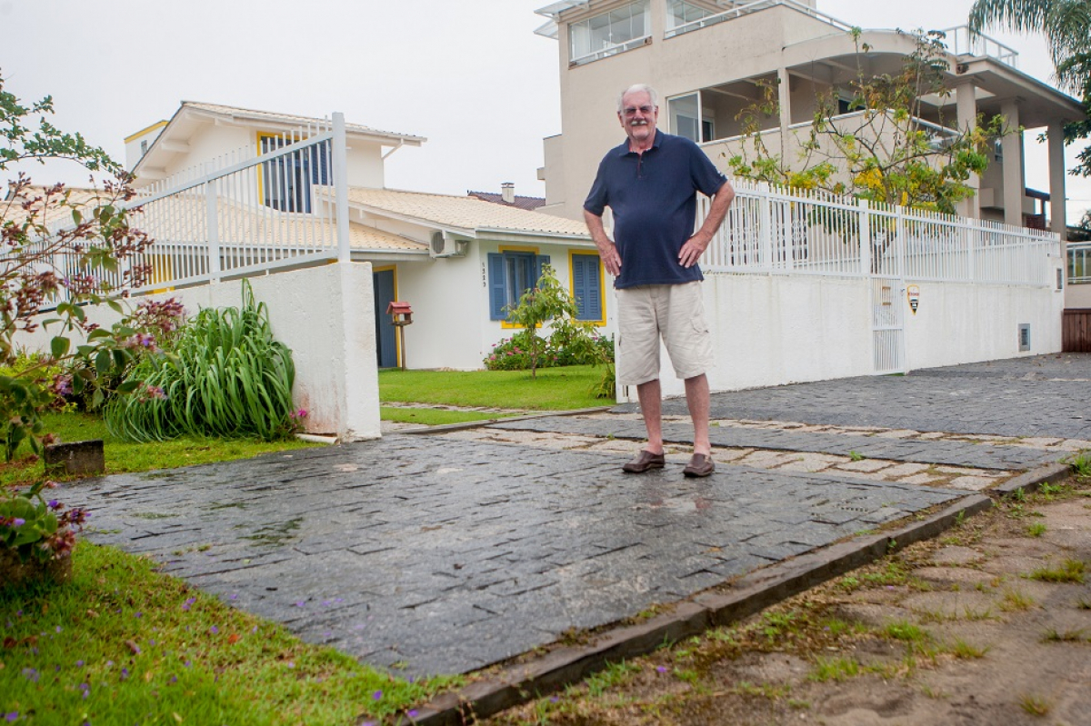 Pedro Boehme, na frente de casa, na Praia da Daniela - Flávio Tin/ND