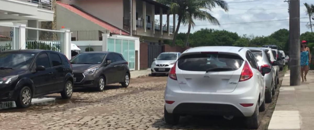 Carros estacionados em locais irregulares atrapalham rotina de moradores do Norte da Ilha - Reprodução/RICTV