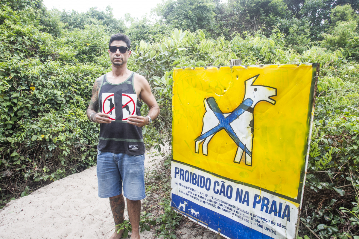 Juliano Stivalet é contrário ao projeto e criou placas para advertir sobre a proibição de cães nas praias - Marco Santiago/ND