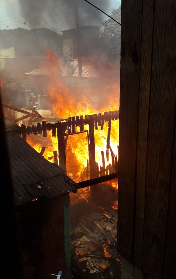 Casa ficou destruída após o incêndio - Divulgação