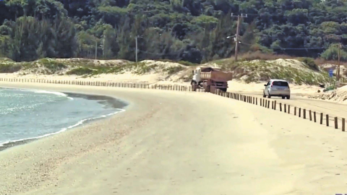 Banhistas dividem a faixa de areia com tráfego e estacionamento de veículos - Reprodução/RICTV