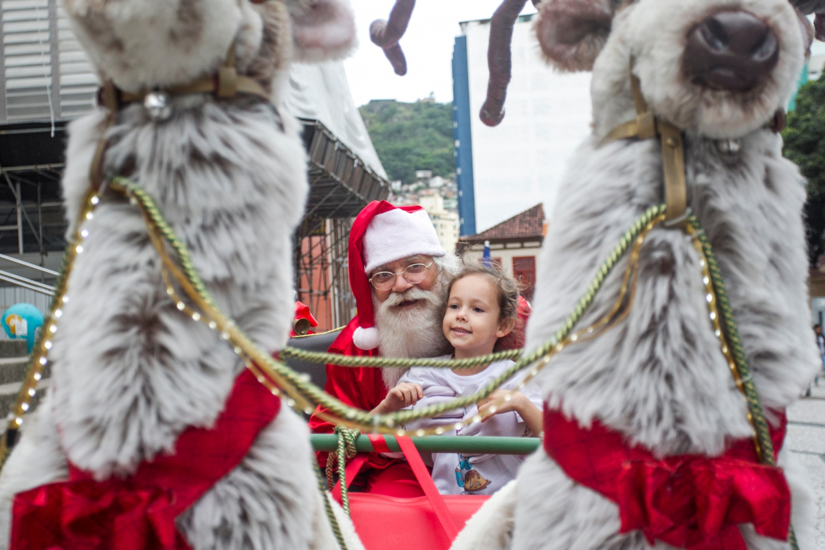 Joana Maria Paulo Cidreira não saiu de perto do trenó do Papai Noel - Marco Santiago/ND
