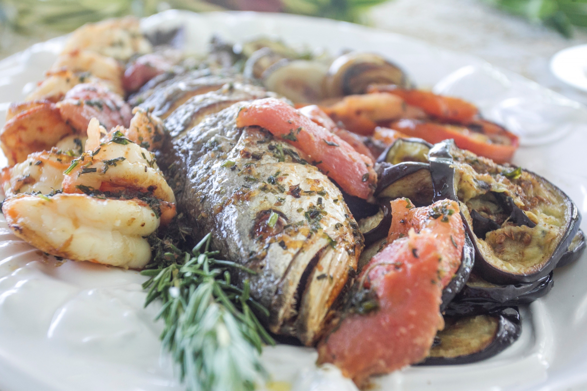 Peixe ao forno com camar&otilde;es grelhados, legumes tostados e manteiga de ervas - Marco Santiago/ND