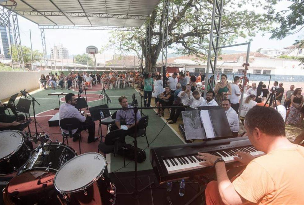 Paciente abre o espetáculo tocando três músicas - Divulgação/ND