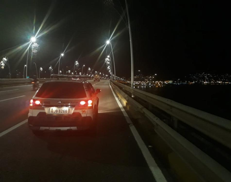 Viatura conduzindo para o Instituto psiquiátrico mulher que tentou se jogar da ponte - Divulgação/ND