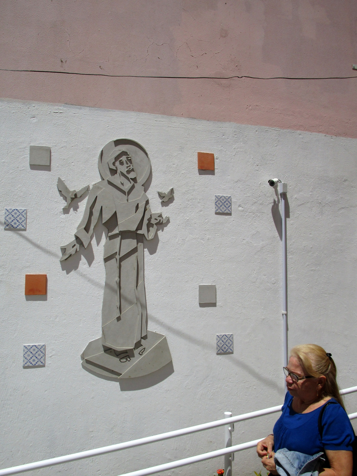 Arte na parede reproduz imagem de São Francisco na lateral do prédio - Carlos Damião