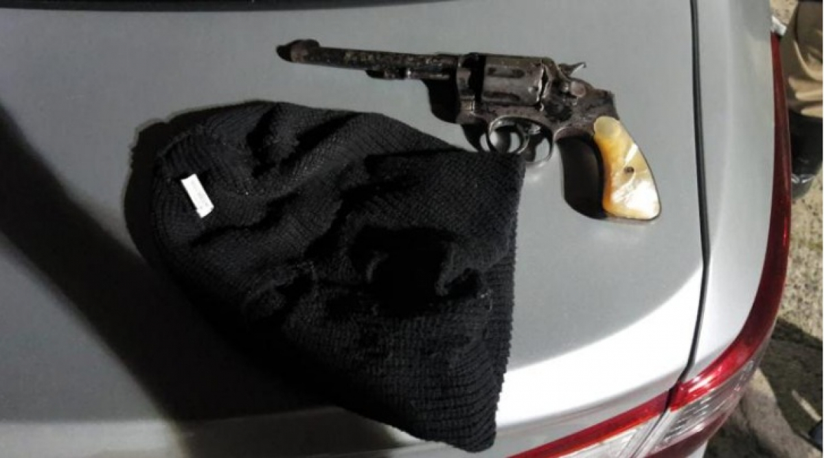 Arma e touca utilizada por suspeito foram apreendidos - PM/Divulgação/ND