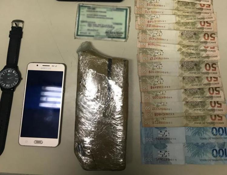 Dinheiro e drogas foram levados à Central Regional de Plantão Policial de São José - Divulgação/ND