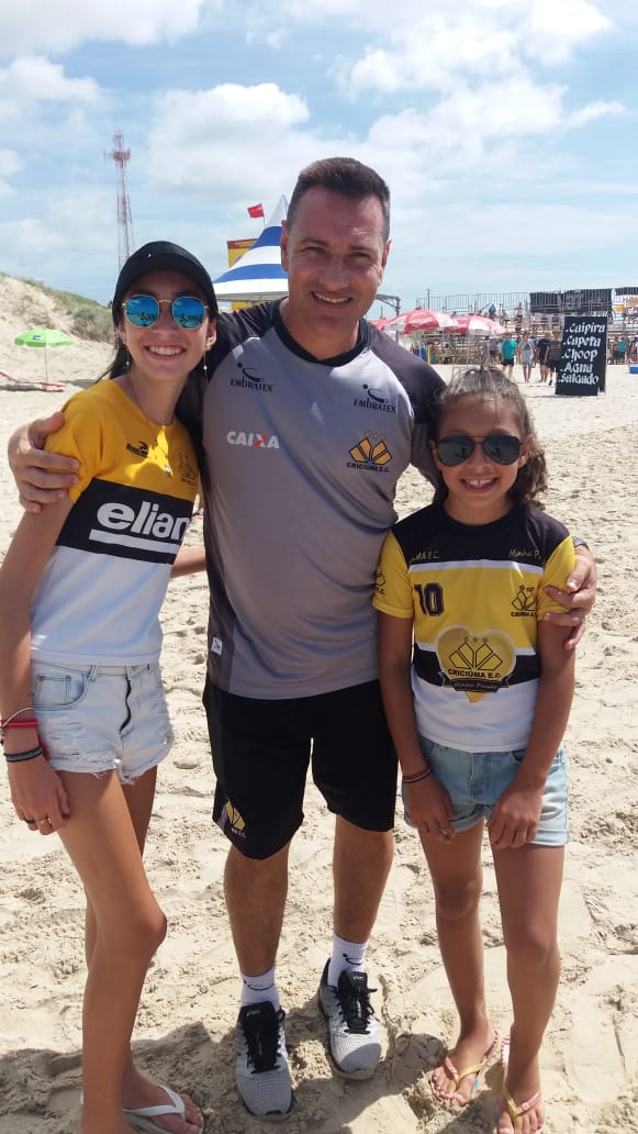 Ana Clara e Maria Laura com o treinador Doriva – ndonline/divulgação