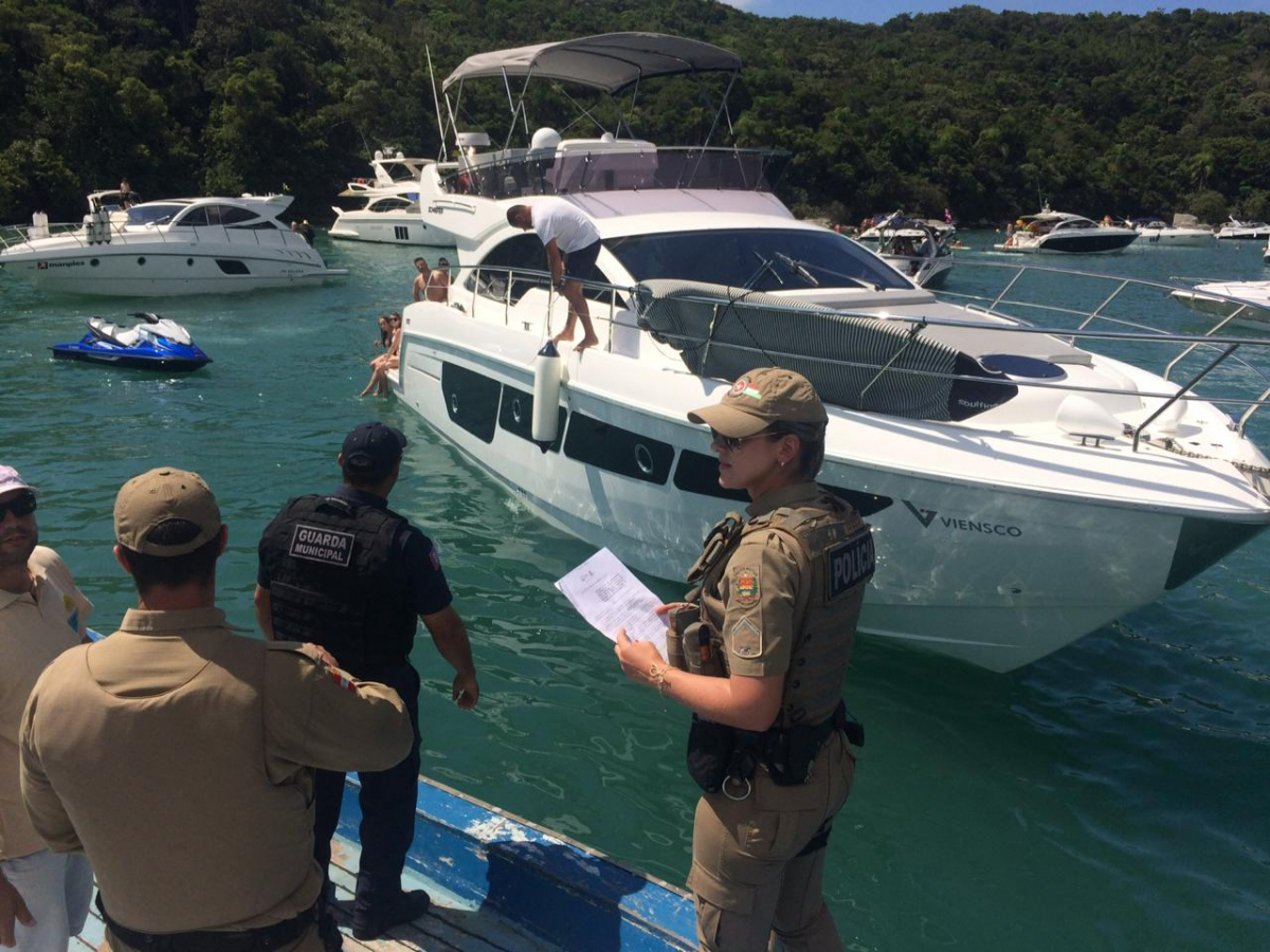 Fiscalização mira som alto em lanchas e iates de luxo no Caixa D’aço, em Porto Belo
