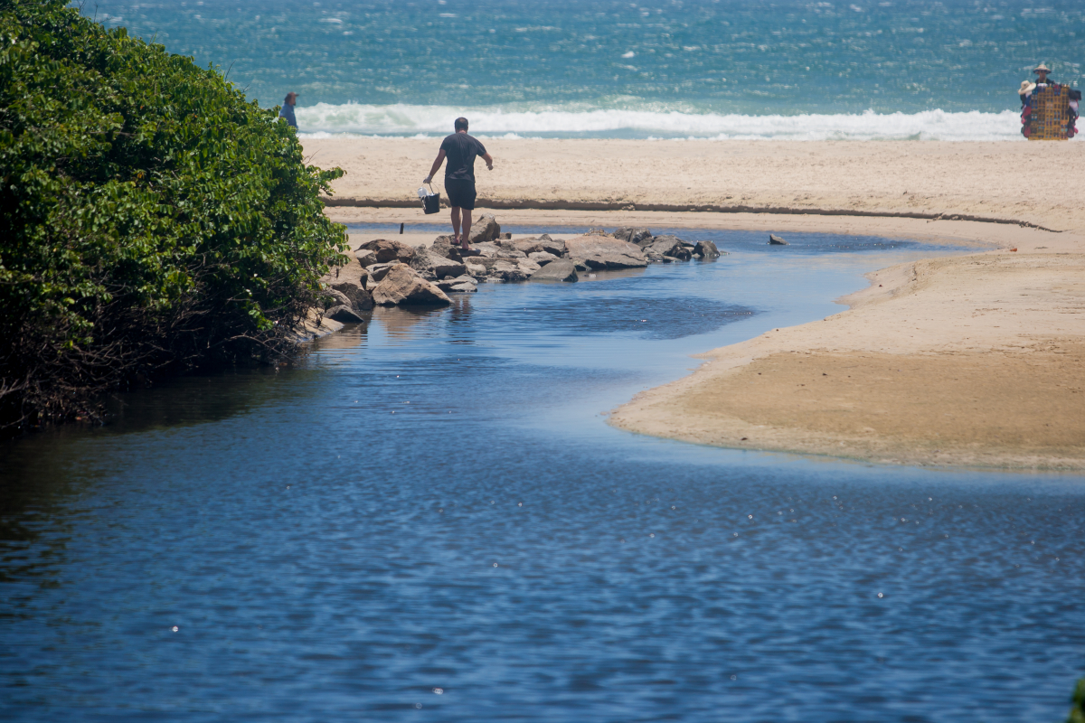 Esgoto ilegal no rio Capivari piora condição do banho de mar na praia dos Ingleses