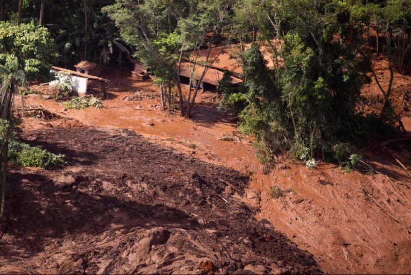 Vista a&eacute;rea do local destru&iacute;do pelos rejeitos ap&oacute;s o rompimento da barragem da mina do Feij&atilde;o, em Brumadinho – Mois&eacute;s Silva/O Tempo/Estad&atilde;o Conte&uacute;do – Foto: Divulga&ccedil;&atilde;o/RIC Mais SC