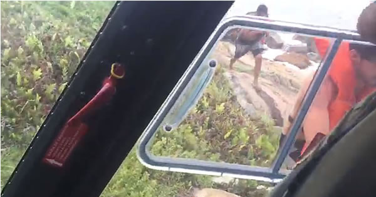 Caiaque vira no mar e jovens são resgatados na Ilha do Coral, no Litoral de SC