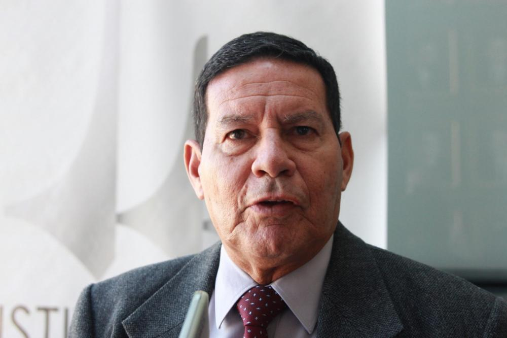 Mourão usa cloroquina, Annita e Azitromicina contra Covid-19