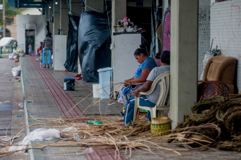 Ind&iacute;genas relatam situa&ccedil;&atilde;o prec&aacute;ria em alojamento improvisado – Foto: Fl&aacute;vio Tin/Arquivo/ND