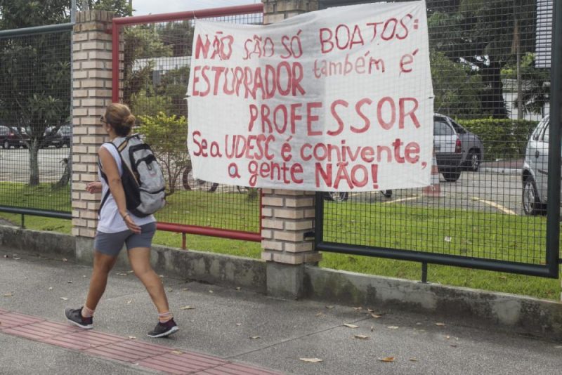 Faixa foi fixada no portão de entrada do campus sede da Udesc, em Florianópolis – Foto: Marco Santiago/Arquivo/ND
