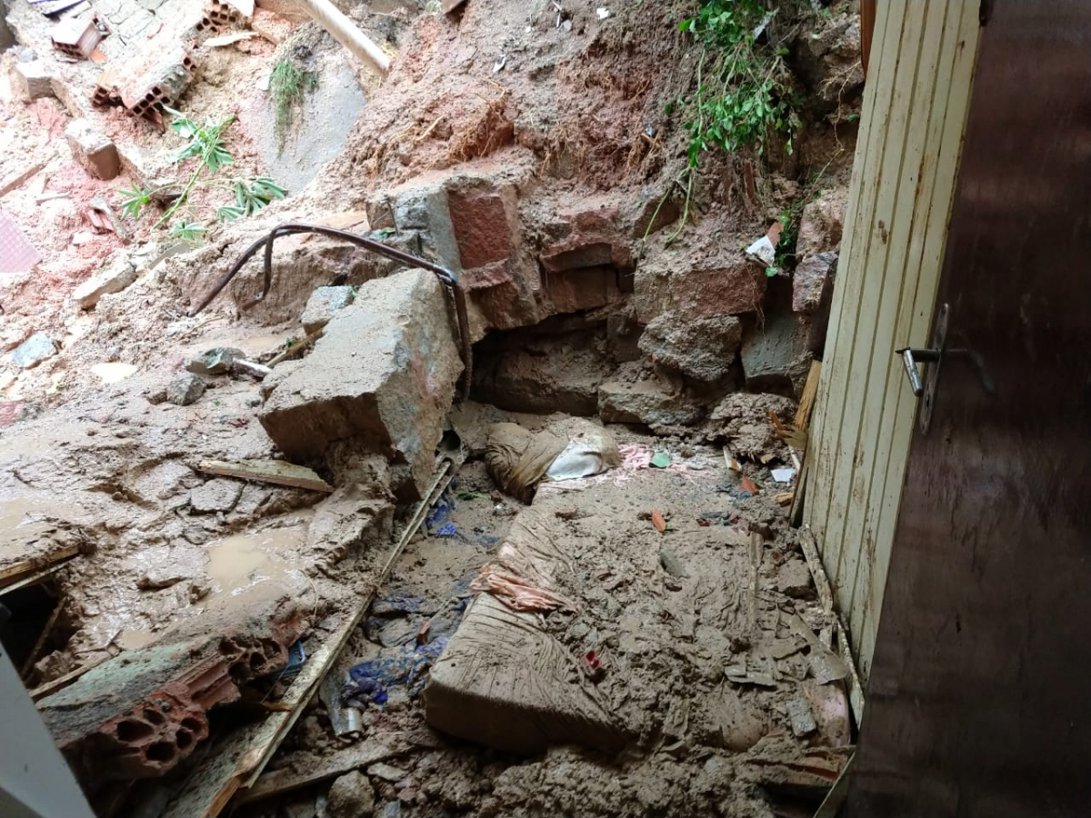 Menina de 12 anos morre soterrada após deslizamento de terra em São José