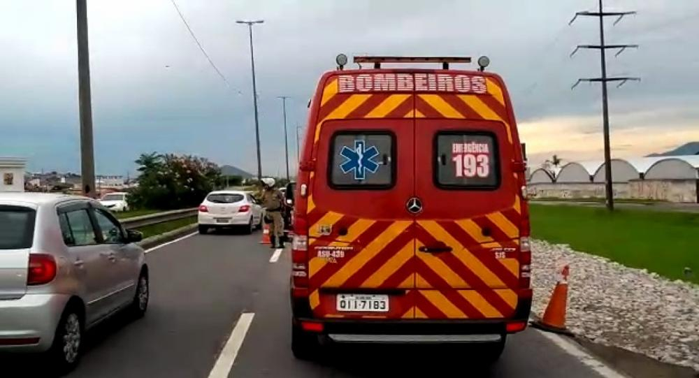 Os bombeiros chegaram a ser acionados, mas o motociclista morreu no local do acidente - Dilnei Pacheco/RICTV/ND