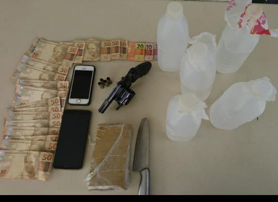 Droga, arma e dinheiro apreendido são levados à Polícia Civil - Divulgação/ND
