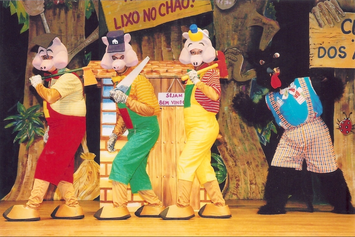 “Os Três Porquinhos e o Lobo Mau”, espetáculo que o grupo apresenta há exatos 40 anos. A encenação foi totalmente revitalizada em 2011 - Divulgação