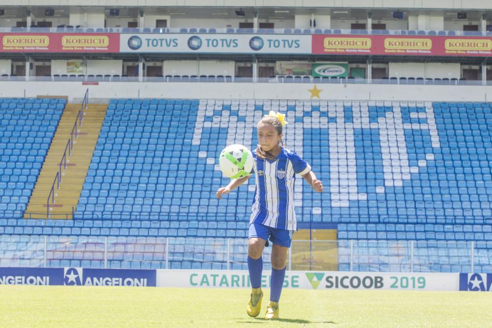 Nat&aacute;lia Pereira, nove anos, puro talento e vontade inesgot&aacute;vel de jogar futebol pelo Ava&iacute; - Foto: Marco Santiago/ND
