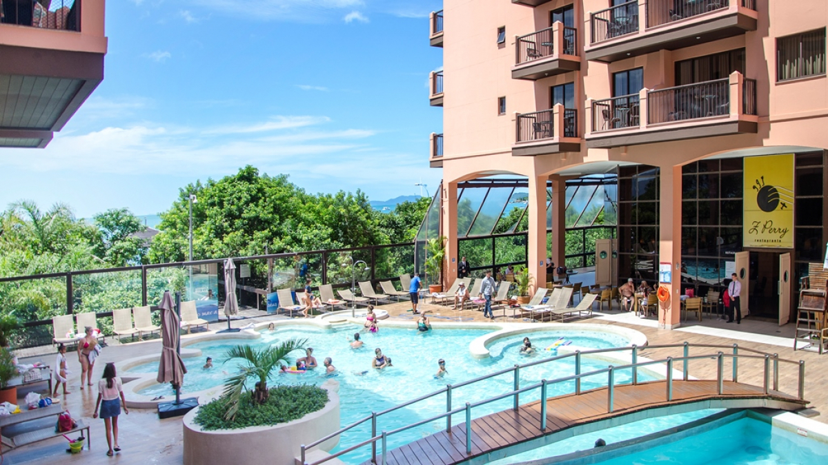 Com acesso &agrave; praia, o Jurer&ecirc; Beach Village oferece piscinas, saunas, jacuzzi, sala de jogos e espa&ccedil;o kids. - Attahualpa Neto/Divulga&ccedil;&atilde;o/ND