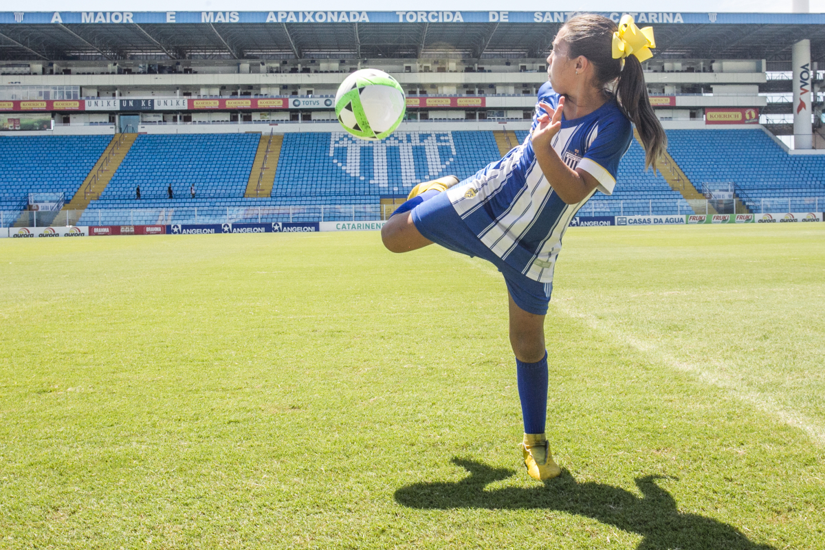 A menina sonha em ser jogadora profissional de futebol - Foto: Marco Santiago/ND